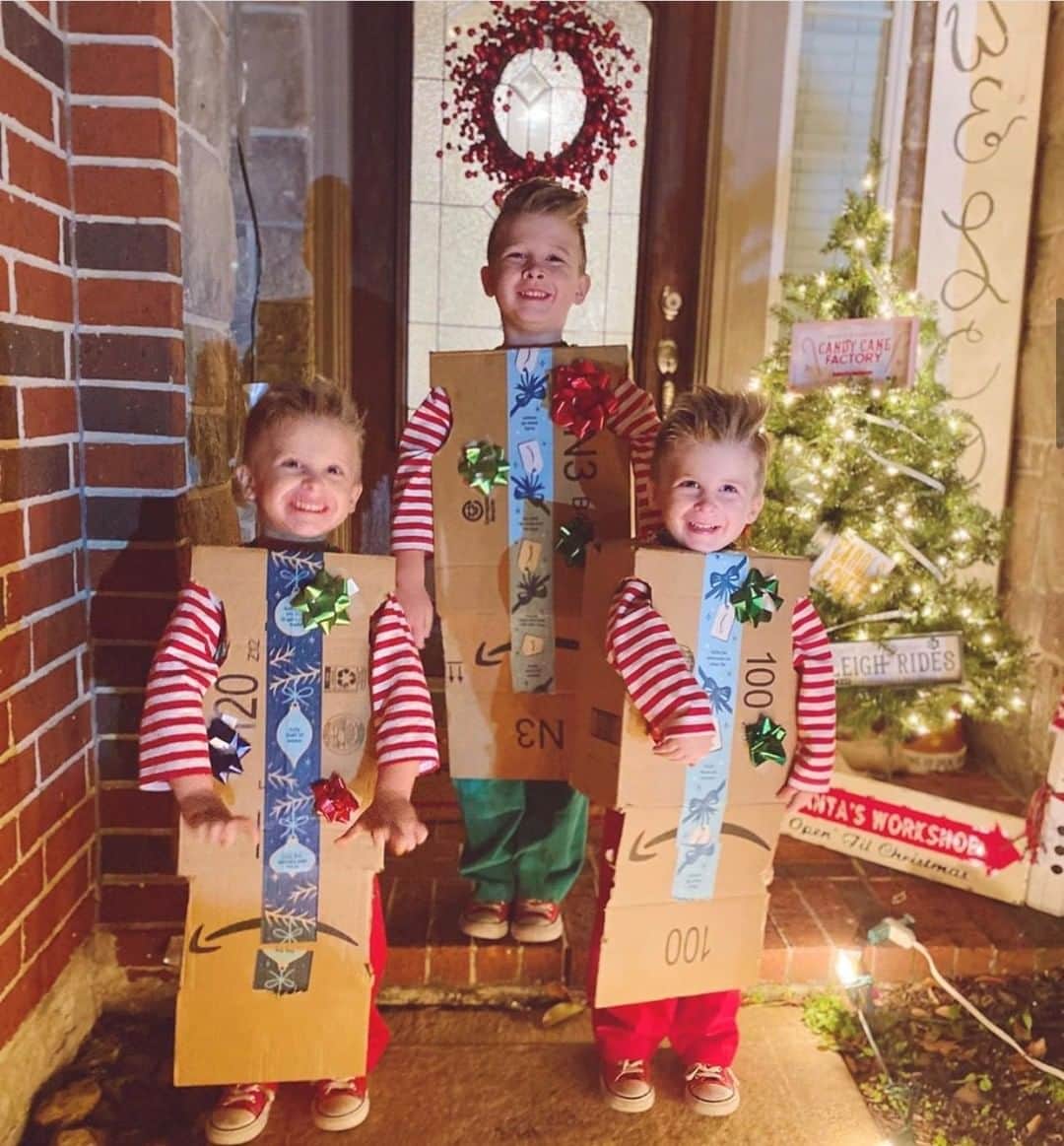 Amazonさんのインスタグラム写真 - (AmazonInstagram)「Who needs #NationalUglySweaterDay when you can wear your Amazon deliveries to the party instead? 😂 This is amazing! #PrimeLife #HolidaysDelivered  #regram @sarahbethlong」12月21日 1時00分 - amazon