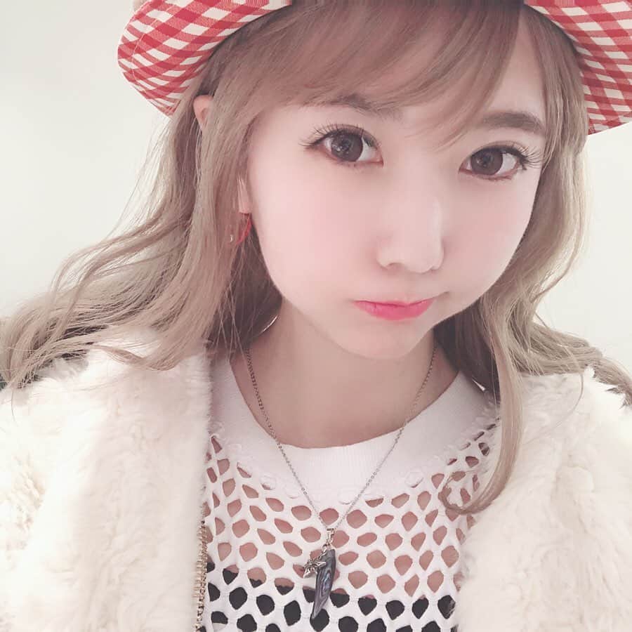 りんか社長のインスタグラム：「【最近胸の話と水素の話で大盛り上がり💖】 今日は朝ドラに出演中の美人過ぎる女優さん💕と超有名プロデューサーさん🌸と年末の打ち上げだったのだけど、 . . . また熱弁してしまった。笑笑 胸の話と水素の話を‼️🤣🤣🤣 . . . 胸はどんどん増える‼️ある方法によって。 水素は本物は間違いない‼️偽物ごまんとあるけれど。 というお話しただす。 . . 女子トークは尽きないね✨💕💕 . . 今日はとっても楽しかった1日💖☺️💕 明日はクリスマスパーティー💕ビンゴ大会ー‼️✨ 景品ほしい人は是非DMくださいね！参加できます💕ふふふ💕 . . . 帽子:帽子作家さんのオリジナル 白くまコート↓ @onespoofficial  白のアミアミ↓ @onespoofficial  最近はまってるペアルック出来る#アクセサリー ↓ 先着15名だけ15%OFF https://www.slvge.xyz/ アクセサリー @slvge_  クーポンコード【rinkashacho】 先着15名様 15%off . . . ペアルック出来るアクセサリーいいよね💕 . 服とかだとやりすぎ感あるけど 小さいアクセサリーならクリスマスプレゼントとかもあり 🎁💕🥰」