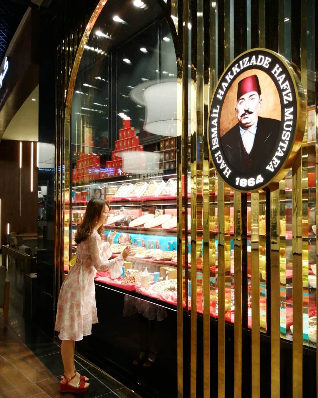 杉山由紀子のインスタグラム：「ドバイモールのkawaii shopたち♥ * 広すぎて悩んじゃうけど噴水ショーみて、そのままその階の通りにずらっとお店が並んでるのでその辺りのお店がおすすめ✨ * スーパーも同じ階にあるのでそこもお土産にいいよ✨ * * #ドバイ #ドバイモール #ドバイLAS #DUBAI #招待 #旅行 #awjapan #パッショニスタ #passionista #おすすめ #インスタ映え #コーディネート #ドバイ土産 #お土産」