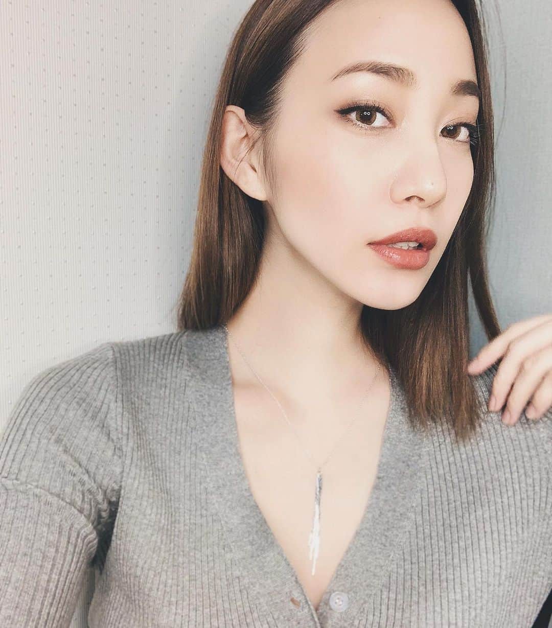 のインスタグラム：「綺麗めに落ち着きたい時。 もうお腹ぽんぽんな妊娠後期。 服で遊べないから、小物を活用。 本当はもう少し長めのデザインだけれど、気分に合わせて。 . . .  #jewelry #ジュエリー#diamond#gold#k18#k10#ピアス#ネックレス#イヤリング#パール#リング#simple#シンプル#シンプルコーデ#大人コーデ#naotjewelry#naotjewelry2010#毎日ジュエリー#ootd﻿ #大人カジュアル  @naotjewelry2010 #naotjewelry2010」