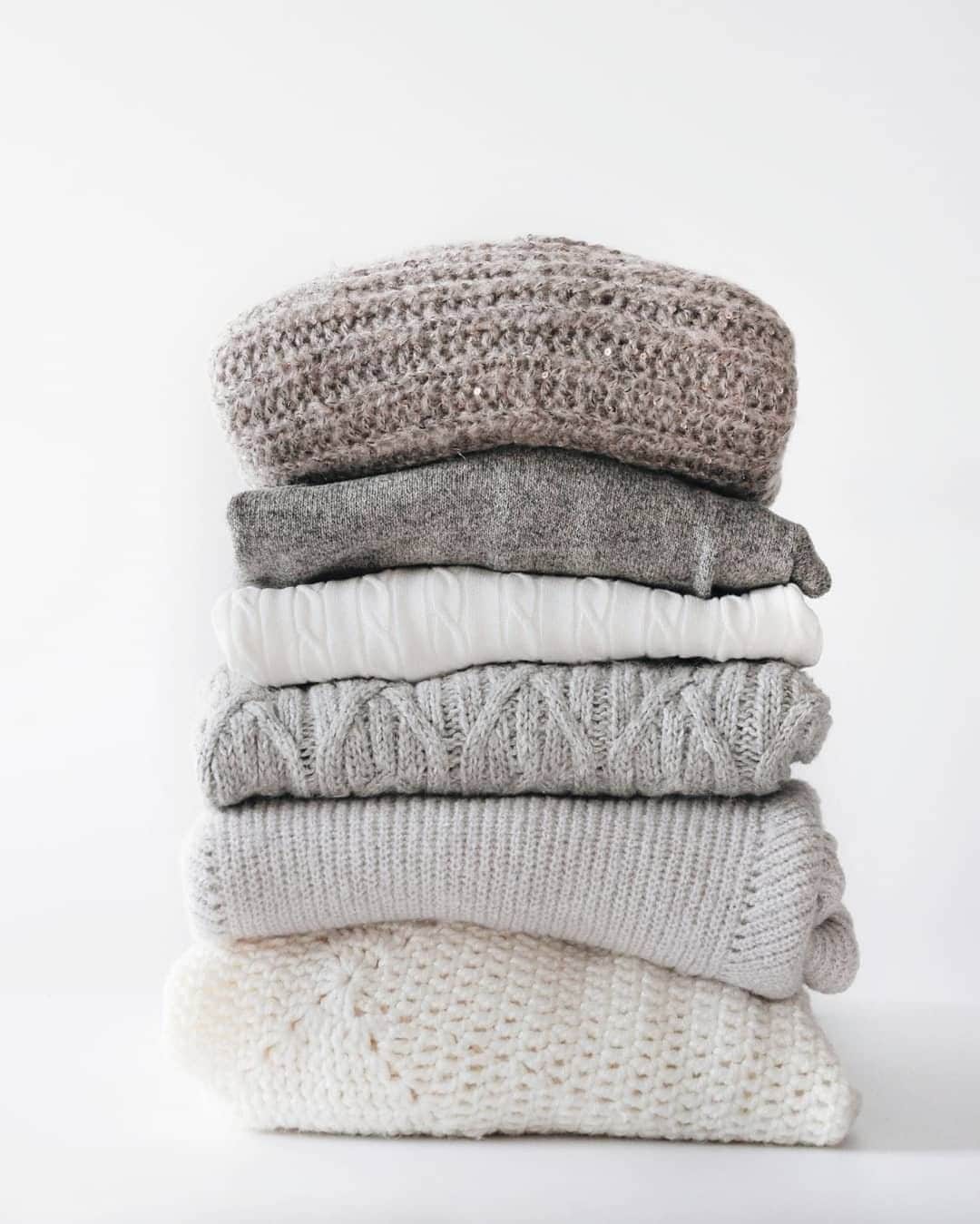近藤麻理恵さんのインスタグラム写真 - (近藤麻理恵Instagram)「I know chunky sweaters can be tricky to fold. Here’s my secret – I fold them loosely. And if they still don’t stand up in your drawer, it’s okay to lay them down. Photo by @cairo_confident.」12月21日 1時10分 - mariekondo