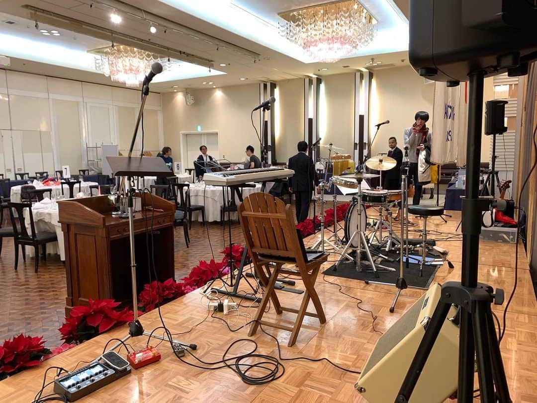 佐々木良さんのインスタグラム写真 - (佐々木良Instagram)「🚽みんな多忙で集まると疲れた顔してるトイレッツの面々。だけど結成以来いつも楽しい。昨日は横浜のホテルのパーティでの演奏でした。機材一式全て自前で用意します。ぜひご用命ください。 明日はパルテノン多摩で家族向けのクリスマスライブ。まさにホワイトクリスマスですな。300人近くお申込みがあるとか。パルテノン多摩さんのおもてなし精神はハンパないのでビックリします。楽しみ！！ #サトミツアンドザトイレッツ」12月21日 1時12分 - ryosasaki