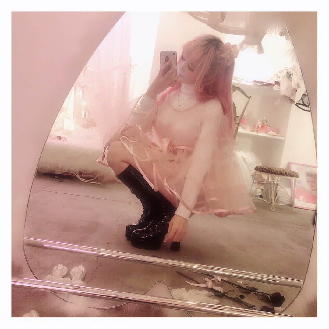胡桃兎愛のインスタグラム：「pppのpopup・receptionpartyに遊びに行かさせて頂きました❤︎ お洋服を着させて頂くだけでなく、1着ずつ丁寧に説明して頂けて、大好きなpiakiさんと沢山お話ししたりお写真を撮っていただけて本当に幸せな時間でした涙 piakiさんの作られるお洋服も世界観も世界で1番大好きです…涙 お迎えさせて頂いたお洋服も受注させて頂いたお洋服も着るのがとても楽しみだ〜〜❤︎涙 (本当にどこを切り取っても可愛いばかりの空間で沢山お写真を撮らさせて頂いたので沢山upしちゃうかもですっ…！！) #ppp #pinkpixieprincess」