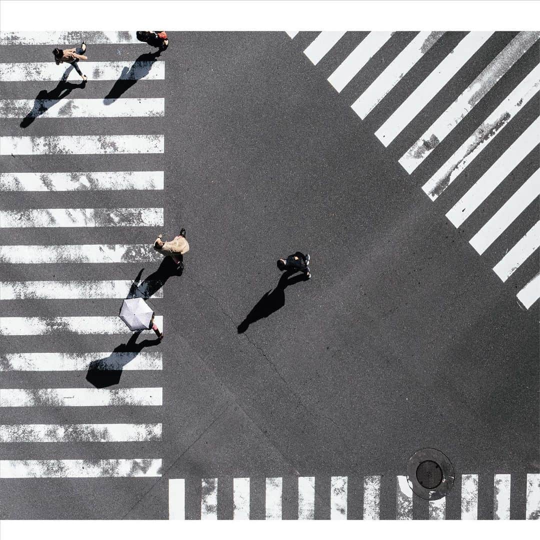 Jacob Cohenのインスタグラム：「Which way to go?  #JacobCohen #JacobCohenJeans」