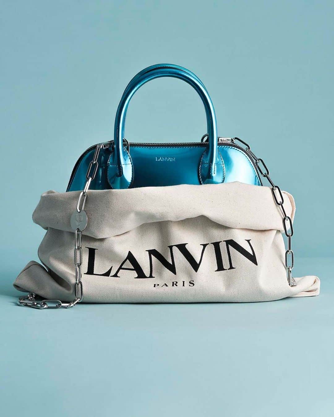 ランバンのインスタグラム：「Mini, metallic and magnetic: the Magot bag makes a luminous gift. Find beautiful presents via link in bio and in Lanvin stores. #LanvinHOLIDAYS #LanvinbyBrunoSialelli」