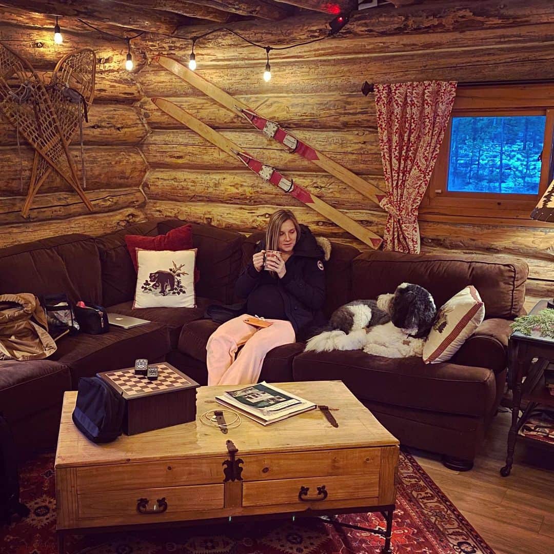 ブリアンヌ・タイゼン＝イートンさんのインスタグラム写真 - (ブリアンヌ・タイゼン＝イートンInstagram)「Christmas holiday with my girl and spacenaut in full swing ☕️❄️☃️」12月21日 1時36分 - btheiseneaton