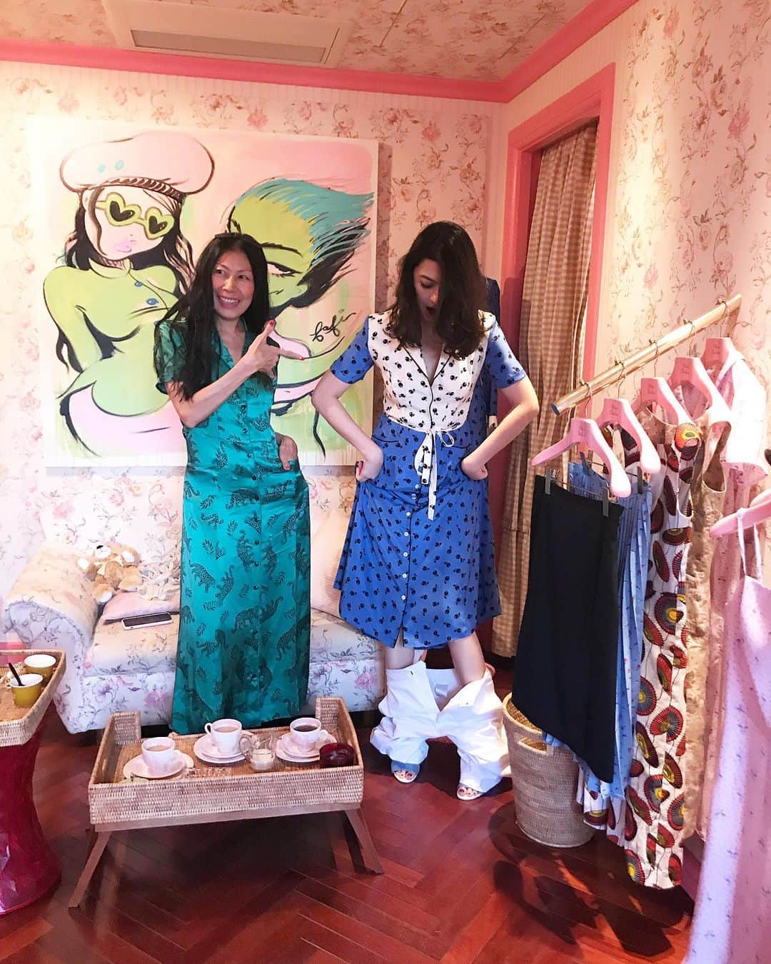 ラライン・シャーのインスタグラム：「Caught with my pants down! Always a good time avec @babymaryfaline 🍒🤗👗」