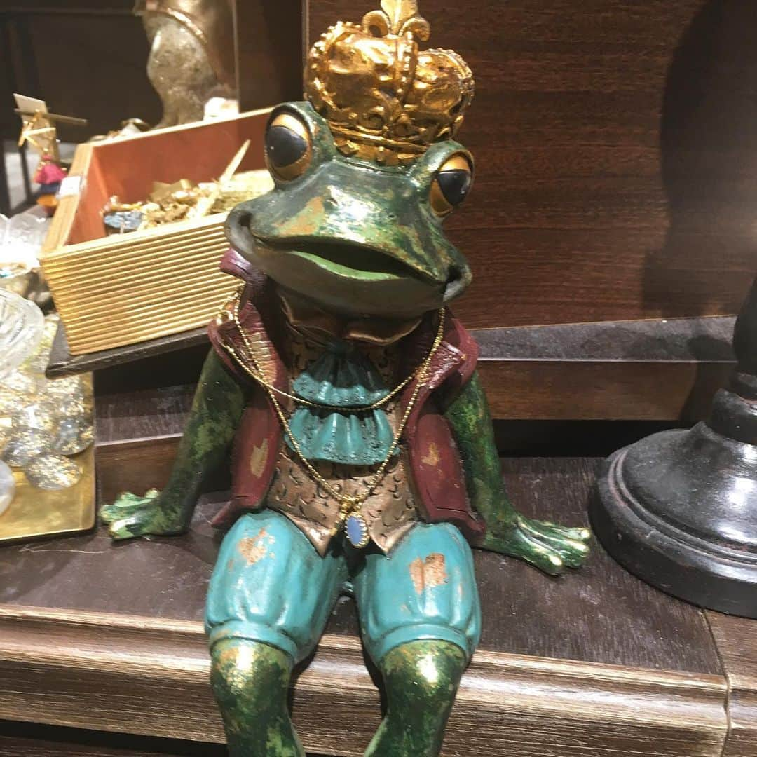 大湯みほさんのインスタグラム写真 - (大湯みほInstagram)「……… じーっ🐸✨えっ・こっち見てる？？ カエルさんと目が合った✨よ！そして、カエルに似てる大好きなひー💓にも会えたよ＾＾ ・ うちら、カッパとカエル🐸に目がなくて、カッパとカエルの神社⛩や観光スポット見つけると、気になっていっちゃうんだよねぇ♪笑 ・ カエル🐸は幸福を運んでくれるって海外では言われてたりもするから、見つけるといつも✨テンション上がってしまいます❣️」12月21日 1時50分 - nukazukemiho0320