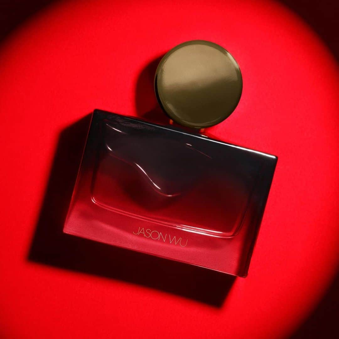 ジェイソンウーさんのインスタグラム写真 - (ジェイソンウーInstagram)「2019 was all about scent! Experience the intoxicating world of #jasonwufragrance #firstfragranceforher and the sensual, mysteriously feminine fragrance #velvetrouge」12月21日 1時51分 - jasonwu