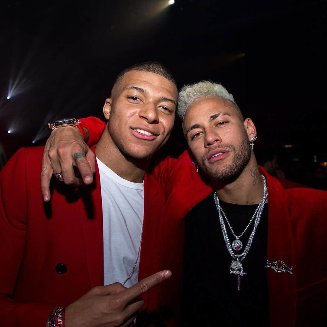 ネイマールさんのインスタグラム写真 - (ネイマールInstagram)「joyeux anniversaire mon frère 🔥🤟🏽 @k.mbappe」12月21日 1時52分 - neymarjr