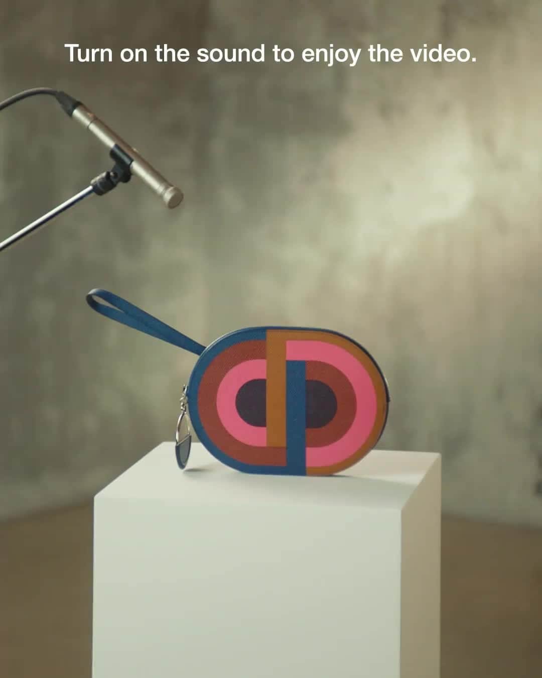 のインスタグラム：「Zip it, unzip it... and open your ears.  #zipitgood #itsnotasnail #pinkseventies #inthelooptogo  #faubourgofdreams #hermes #leathergoods #asmr  Film by @massimiliano_bomba」