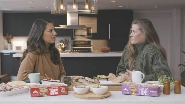 アリッサ・ナアーのインスタグラム：「#Ad Loved talking with my teammate and friend @carlilloyd about what inspires us to do what we do. Thanks to @arnoldbread for providing us with the delicious Sandwich Thins rolls for lunch!」