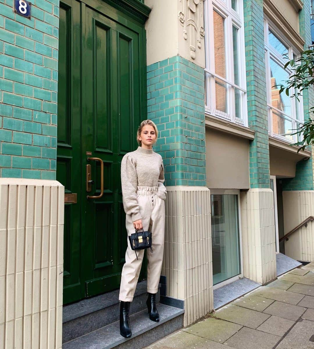 キャロライン・ダウルさんのインスタグラム写真 - (キャロライン・ダウルInstagram)「Neutral shades are my favorites 🍦🧁🍪 @zalando #zalandostyle #getthelook Anzeige」12月21日 2時19分 - carodaur