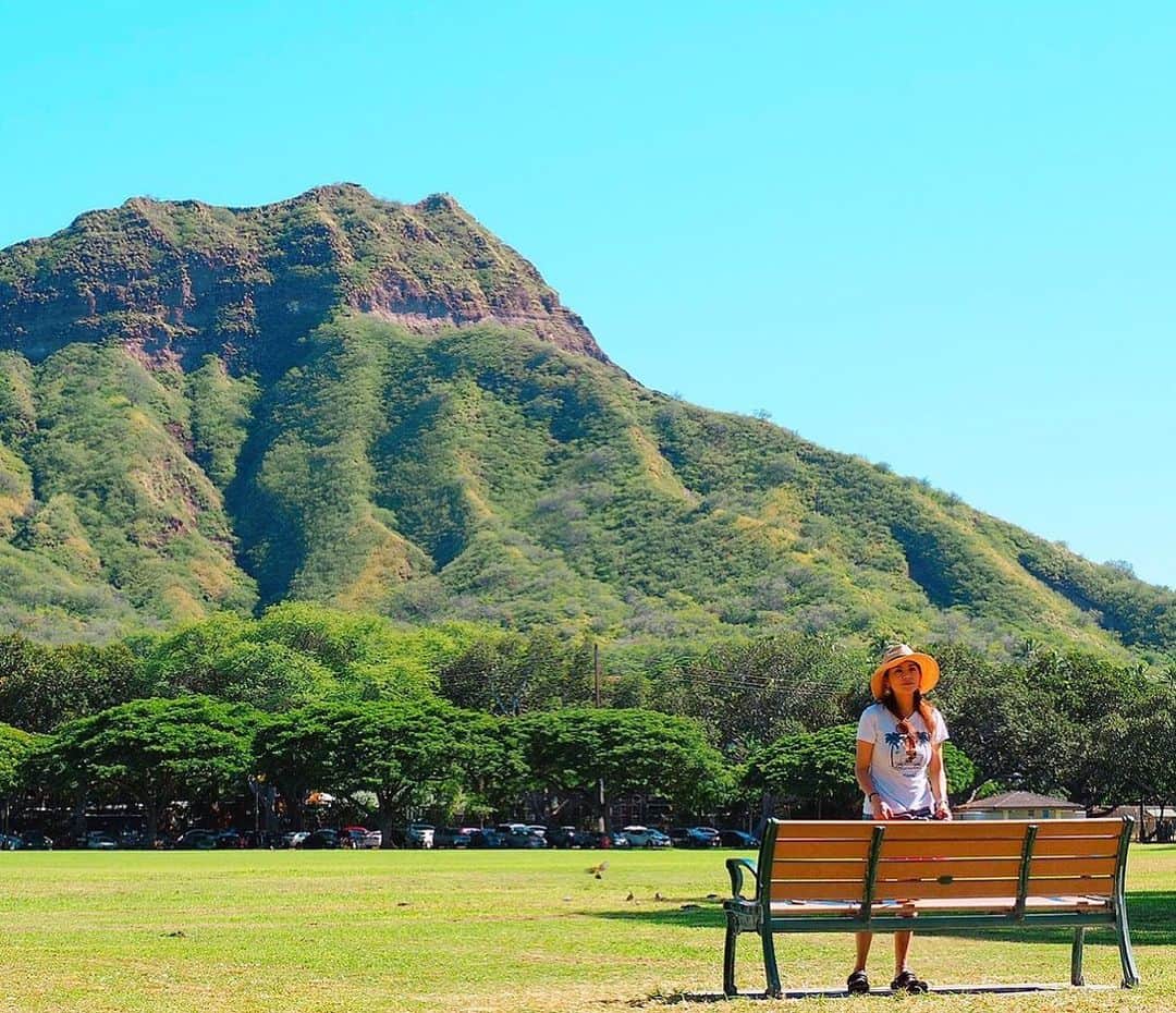 大山恵理乃さんのインスタグラム写真 - (大山恵理乃Instagram)「#ハワイ #オアフ島 . . よしもとハワイ部のメンバーで、 ここでピクニックも良きだなぁ。 . . . .  オアフ島に来たらマストな場所　 何時間でも居れる場所 ダイヤモンドヘッド独り占め 癒される場所　 パワーが溢れる場所 . 穏やかになれる場所　 幸せになれる場所 . .  #ハワイのマキさん特等席 で、 #ハワイのマキさん と同じように パワーチャージ。 . . #マキさんの特等席 ハワイと言えばスペシャリストな #makikonikson さん、 いつかいつか絶対絶対逢いたい人。 . . .  #カピオラニ公園　#kapiolanipark  #ダイヤモンドヘッド  #monihonolulu  #よしもとハワイ部 #ホノルル　 #ホノルルマラソン #ホノルルマラソン2019 #ランニング #ランニング女子　 #マラソン #マラソン女子 #hawaii #waikiki #honolulu  #하와이 #오아후섬 #호놀룰루 #호놀룰루마라톤 #日焼けスヌーピー」12月21日 2時19分 - erino_ohyama
