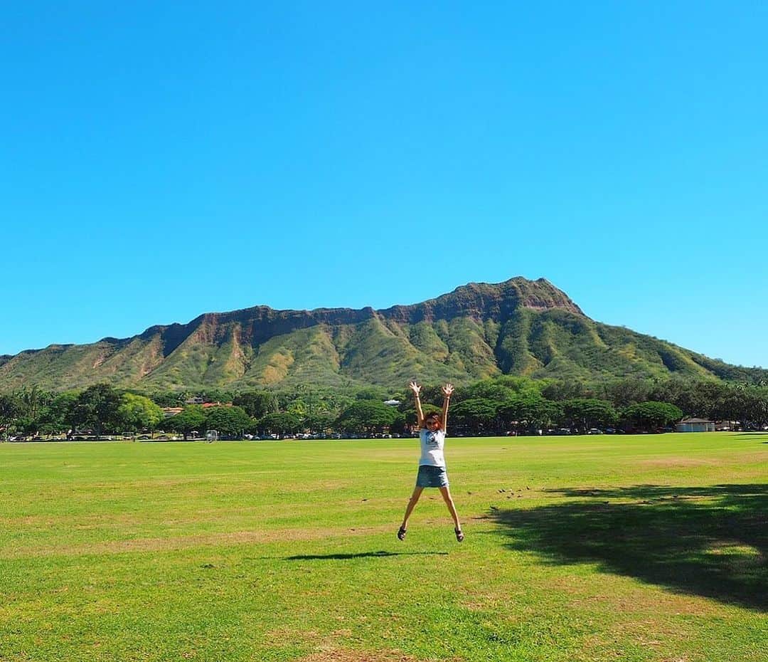 大山恵理乃さんのインスタグラム写真 - (大山恵理乃Instagram)「#ハワイ #オアフ島 . . よしもとハワイ部のメンバーで、 ここでピクニックも良きだなぁ。 . . . .  オアフ島に来たらマストな場所　 何時間でも居れる場所 ダイヤモンドヘッド独り占め 癒される場所　 パワーが溢れる場所 . 穏やかになれる場所　 幸せになれる場所 . .  #ハワイのマキさん特等席 で、 #ハワイのマキさん と同じように パワーチャージ。 . . #マキさんの特等席 ハワイと言えばスペシャリストな #makikonikson さん、 いつかいつか絶対絶対逢いたい人。 . . .  #カピオラニ公園　#kapiolanipark  #ダイヤモンドヘッド  #monihonolulu  #よしもとハワイ部 #ホノルル　 #ホノルルマラソン #ホノルルマラソン2019 #ランニング #ランニング女子　 #マラソン #マラソン女子 #hawaii #waikiki #honolulu  #하와이 #오아후섬 #호놀룰루 #호놀룰루마라톤 #日焼けスヌーピー」12月21日 2時19分 - erino_ohyama