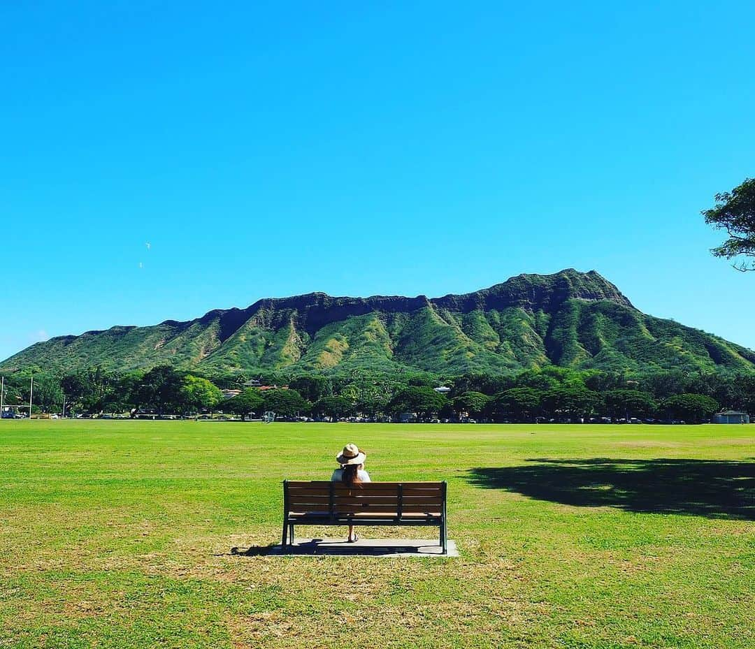 大山恵理乃さんのインスタグラム写真 - (大山恵理乃Instagram)「#ハワイ #オアフ島 . . よしもとハワイ部のメンバーで、 ここでピクニックも良きだなぁ。 . . . .  オアフ島に来たらマストな場所　 何時間でも居れる場所 ダイヤモンドヘッド独り占め 癒される場所　 パワーが溢れる場所 . 穏やかになれる場所　 幸せになれる場所 . .  #ハワイのマキさん特等席 で、 #ハワイのマキさん と同じように パワーチャージ。 . . #マキさんの特等席 ハワイと言えばスペシャリストな #makikonikson さん、 いつかいつか絶対絶対逢いたい人。 . . .  #カピオラニ公園　#kapiolanipark  #ダイヤモンドヘッド  #monihonolulu  #よしもとハワイ部 #ホノルル　 #ホノルルマラソン #ホノルルマラソン2019 #ランニング #ランニング女子　 #マラソン #マラソン女子 #hawaii #waikiki #honolulu  #하와이 #오아후섬 #호놀룰루 #호놀룰루마라톤 #日焼けスヌーピー」12月21日 2時19分 - erino_ohyama