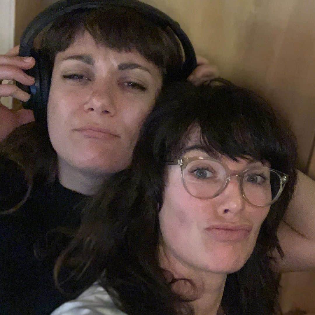 レナ・ヘディのインスタグラム：「Collaborating with glorious and talented goddess, editor of dreamzzzz  #womeninfilm @eve__doherty on @madeon music video ... Can’t wait to share with ya’ll 🤓❤️❤️」