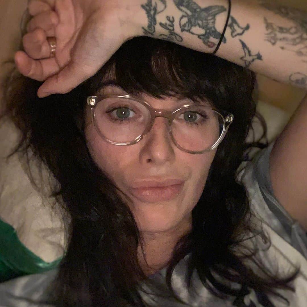 レナ・ヘディのインスタグラム：「We’re also in a cabin .. in a office .. #HotBox #hungry #readyforacoldone ... @schnitteffekte gave me hair of dreams today ..✌️ #rosaceaisinfullforce」