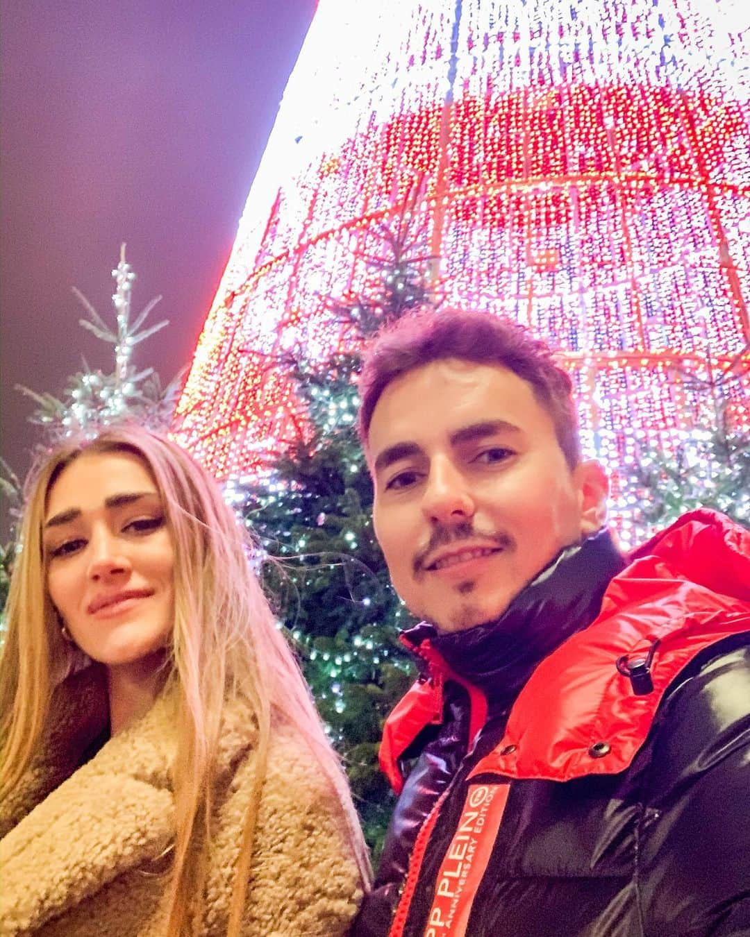 ホルヘ・ロレンソさんのインスタグラム写真 - (ホルヘ・ロレンソInstagram)「Christmas faces 🎄☃️😏😮🤪 ———————————————————————— #christmas🎄 #christmastree #christmaslights #christmasmood #milano #milano #milanocity #duomodimilano #piazzaduomo #friendships #nightshot」12月21日 2時41分 - jorgelorenzo99