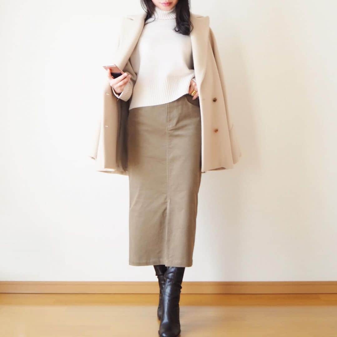 hanaのインスタグラム：「outfit❄️ * white×beige☺︎ * おはよー。 さぁ、starting overの朝ですよ。 コーデュロイのスカートで 行ってきまーす.* * #elin #norc #lappartement #zara」
