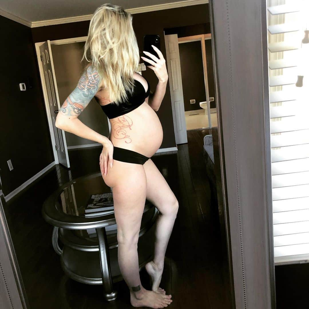 ティーガン・プレスリーさんのインスタグラム写真 - (ティーガン・プレスリーInstagram)「#34weekspregnant #teaganpresley #preggo #bellylife #preggobelly #pregnant #pregnantbelly  #preggolife #almostthere #babybriar #inked #blonde #momlife #tattoos #tats #pregnancy #tat #tattoo」12月21日 2時51分 - msteagan