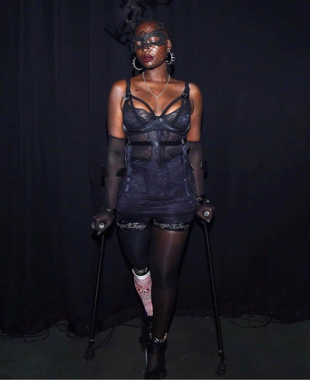 リアーナのインスタグラム：「A queen. A force. A powerhouse beauty that brought her strength to the @savagexfenty stage this year inspiring so many across the globe. Rest In Power sis ✊🏿😢 @mamacax」