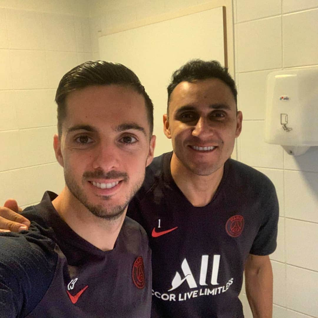 パブロ・サラビアさんのインスタグラム写真 - (パブロ・サラビアInstagram)「Keylor barber shop 💇‍♂️🔴🔵⚪ . #psg #Allezparis #Icicestparis #ps19」12月21日 3時09分 - pablosarabia92