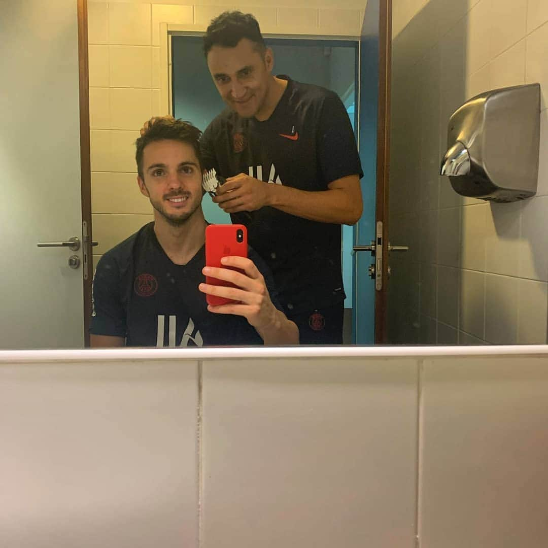 パブロ・サラビアさんのインスタグラム写真 - (パブロ・サラビアInstagram)「Keylor barber shop 💇‍♂️🔴🔵⚪ . #psg #Allezparis #Icicestparis #ps19」12月21日 3時09分 - pablosarabia92