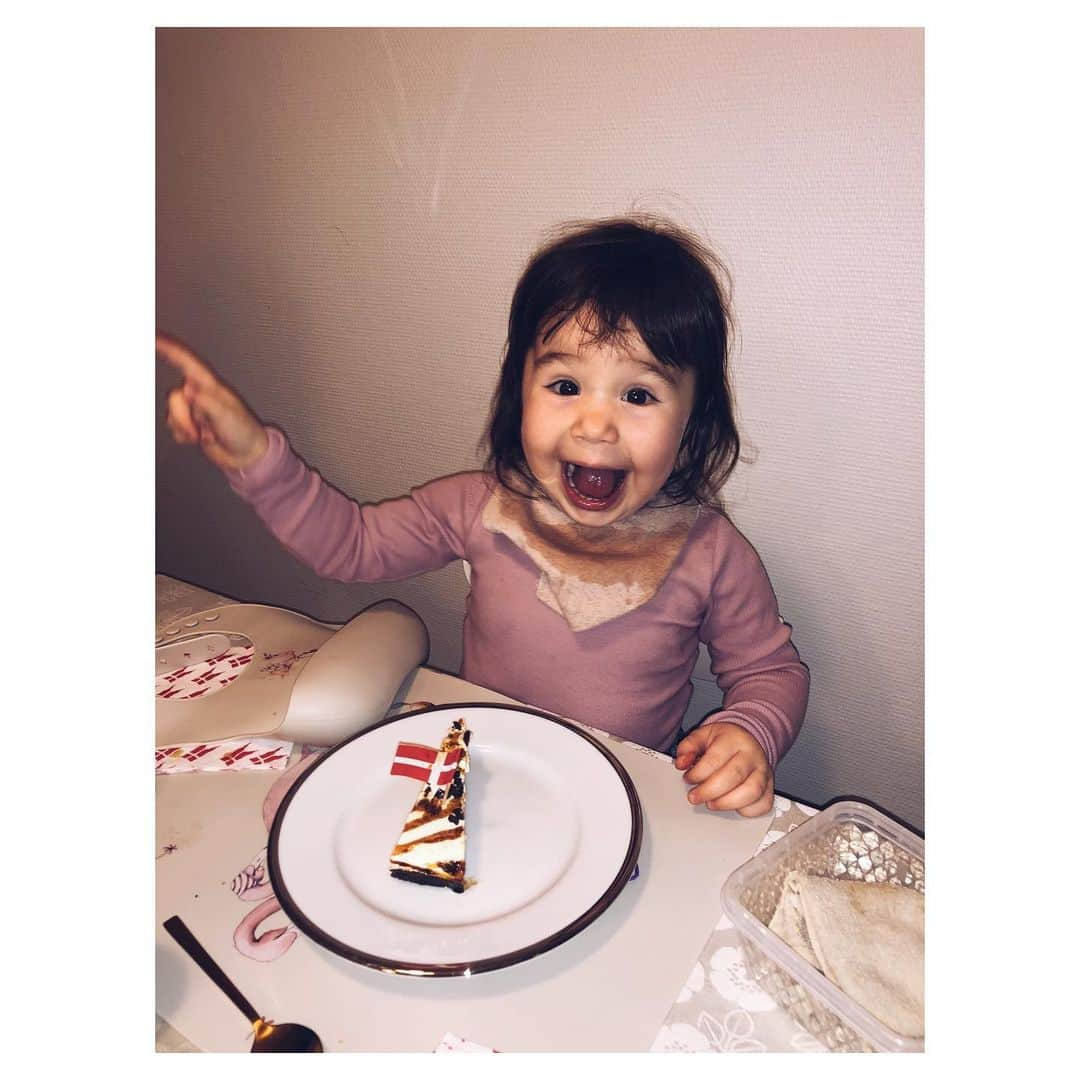 ヤネッテ・オッテセンさんのインスタグラム写真 - (ヤネッテ・オッテセンInstagram)「Happy birthday to funniest and cutest little person I know. 2 years old and you’re rocking it Billie 🦸🏻‍♀️ . Being your mama has made me the proudest I’ve ever been. . I love you #billiemaisjourney」12月21日 3時12分 - jeanetteottesens