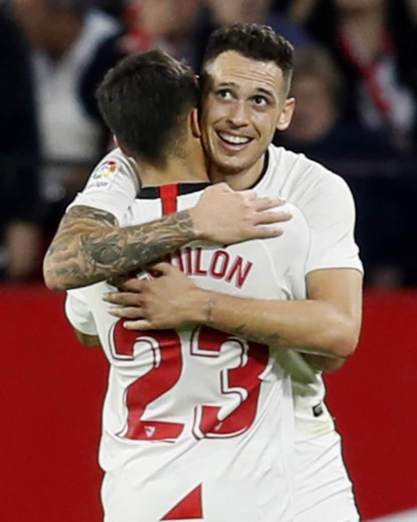 LFPさんのインスタグラム写真 - (LFPInstagram)「TEAMMATES! 🤗⚽️⚪️🔴 • ¡Abrazo de COMPAÑEROS! 🤗⚽️⚪️🔴 • #Reguilon #Ocampos #Sevilla #LaLiga #LaLigaSantander」12月21日 3時36分 - laliga