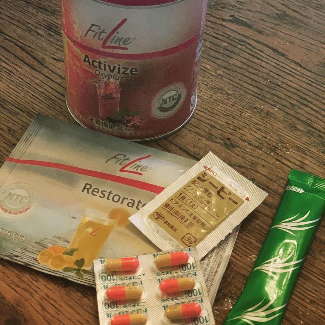 joujouのインスタグラム：「今飲んでるsupplement達！  規則正しい食事には自信がないので、 助けてもらってます！ ●赤い缶→#アクティヴイズ ビオチン、皮膚や粘膜の健康維持を助ける。 ビタミンB1は炭水化物からエネルギーの再生と皮膚粘膜の健康維持を助ける。 ●その下→#レストライトミネラル →カルシウム、クロム、マンガンセレン、マグネシウム、カリウム、亜鉛、鉄、銅などのミネラルの吸収を助けるビタミン配合。 骨や歯の形成に必要な栄養素。 血液循環も良くしてくれる。 この↑の２つは　@lycka_mm からのおすすめで飲み始めました！ 味もおいしい！！ジュースみたい！ ●シーピー→ビタミンC ●その下の錠剤はビタミンE ●トラネキサム酸は賛否両論あるため、 おやすみしてます。 ●青汁は完全に野菜不足。  今わたしが飲んでるsupplement系でしたー！！ #規則正しく食事を取るのは難しい #助けてsupplement笑」