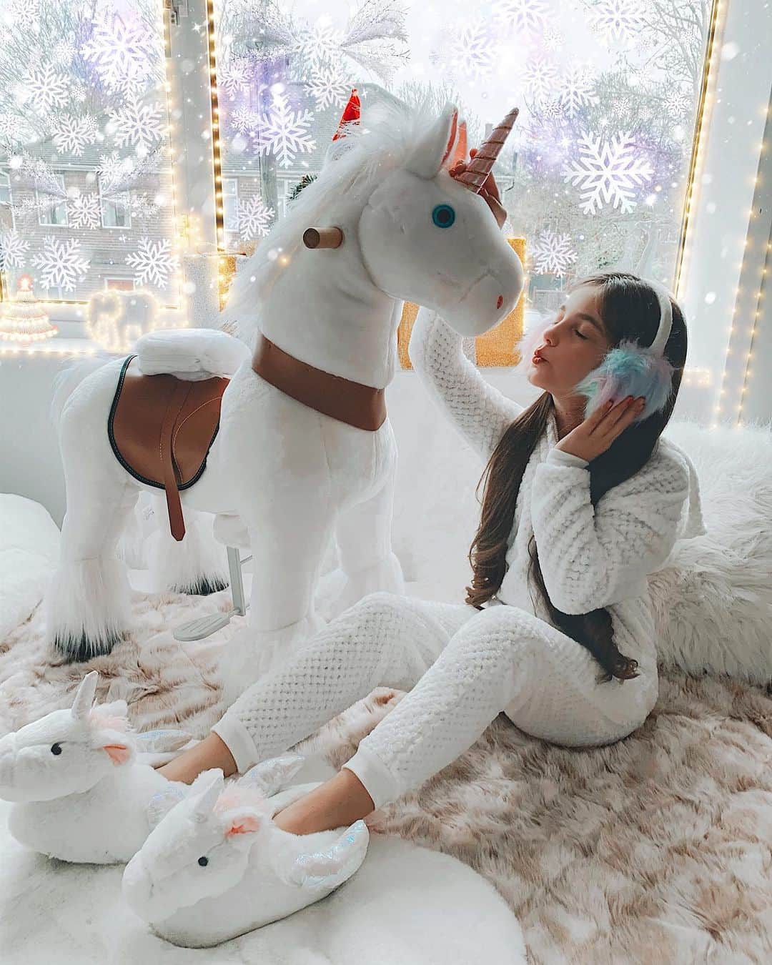 Laertaさんのインスタグラム写真 - (LaertaInstagram)「Posing with my new favourite unicorn  today 💞 @smythstoys  Pj @riverisland」12月21日 3時53分 - fashion_laerta
