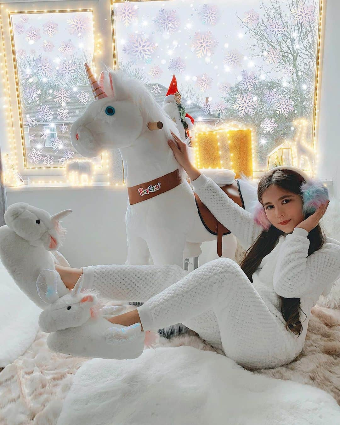 Laertaさんのインスタグラム写真 - (LaertaInstagram)「Posing with my new favourite unicorn  today 💞 @smythstoys  Pj @riverisland」12月21日 3時53分 - fashion_laerta