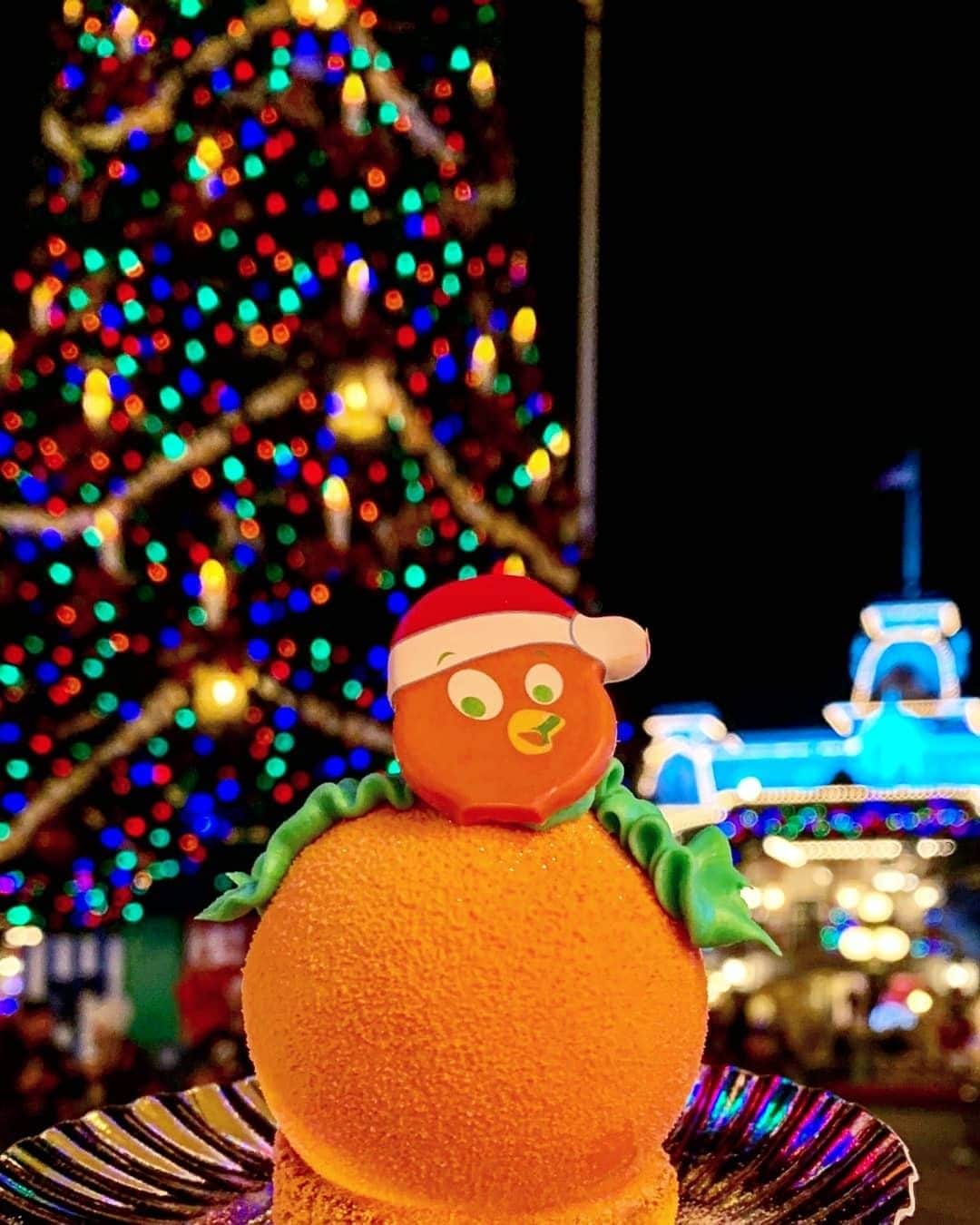 Walt Disney Worldのインスタグラム：「Orange you glad it's the most wonderful time of the year? 🍊🎄😋 #DisneyEats #OrangeBirdChristmas #WaltDisneyWorld (📷: @grantolsson64)」