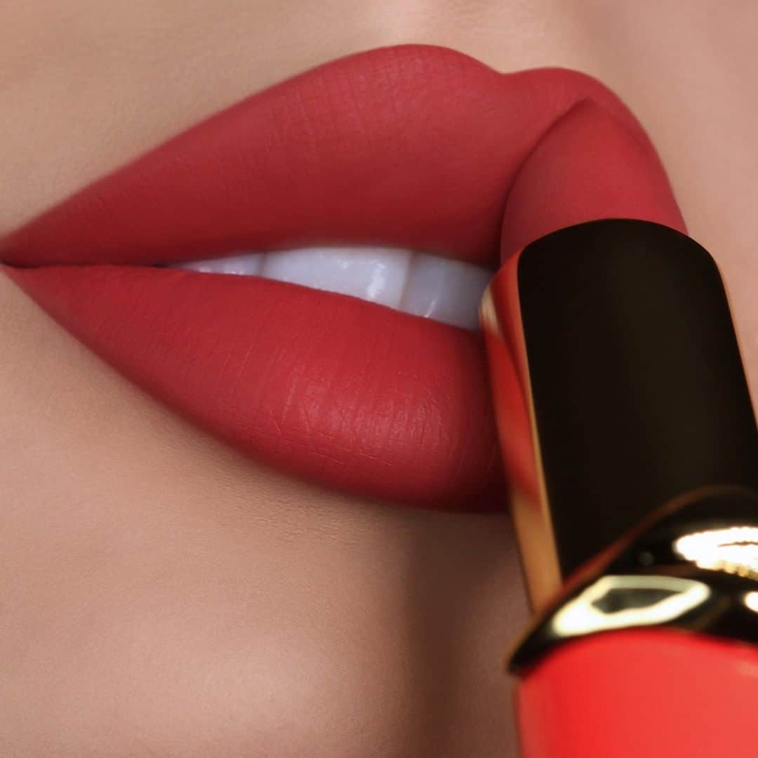 パット・マグラスさんのインスタグラム写真 - (パット・マグラスInstagram)「MATTE FOR THE HOLIDAYS ⚡⚡⚡ Featuring: 'FEVER DREAM', a coral-red with warm undertones is doused and completely adorned in exclusive holiday packaging, paired in a duet with 'VENDETTA' -a rich, medium-dark red with subtle, cool undertones💄💄💄 Shop #MatteTrance Lipstick at PATMcGRATH.COM and @sephora  Drop a 💋 if you're loving @claremacmua's pout!」12月21日 4時00分 - patmcgrathreal