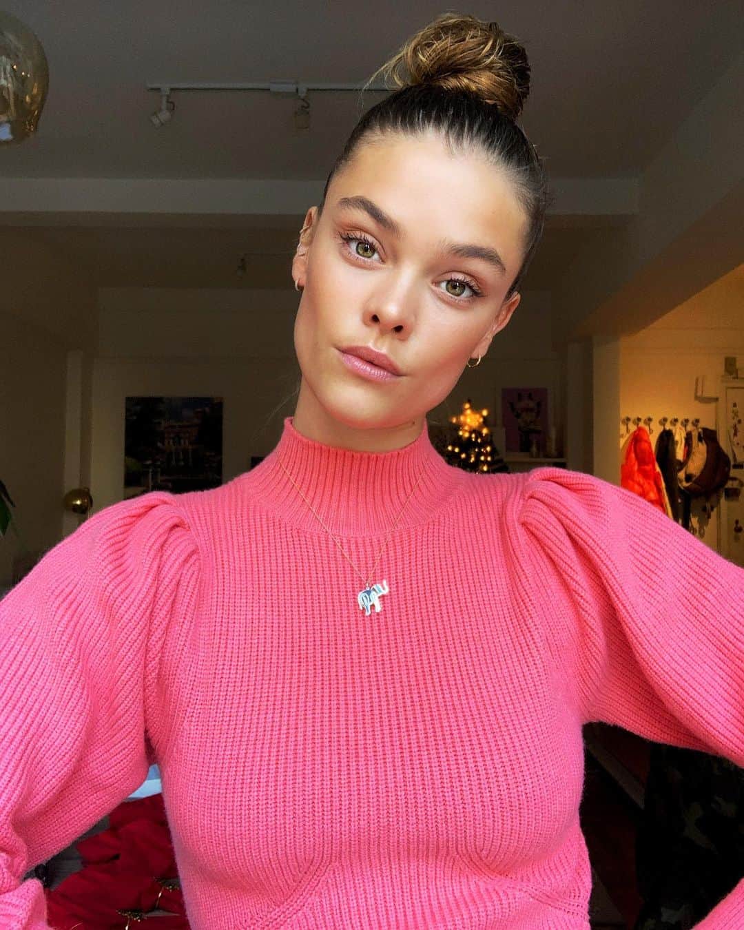 ニーナ・アグダルのインスタグラム：「Did you know elephants celebrate the birth of babies, and mourn their dead? 🐘♥️ We need to protect these incredible creatures. Join me today along with @tiffanyandco to support this incredible initiative. #TiffanySaveTheWild #KnotOnMyPlanet #TiffanyPartner」