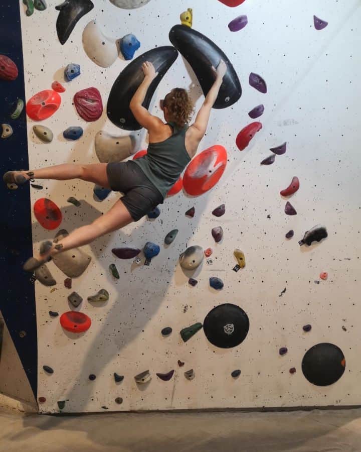 ハンナ・シューベルトのインスタグラム：「Between sightseeing, exploring and eating all the deliscous food here in Israel there also has to be time for some climbing of course😉🤷‍♀️ Visited 3 different gyms so far and had really fun sessions in all of them! 😊 Here's a video from a cool bloc @boulderhaifa 😌 🎥: @ram.levin」