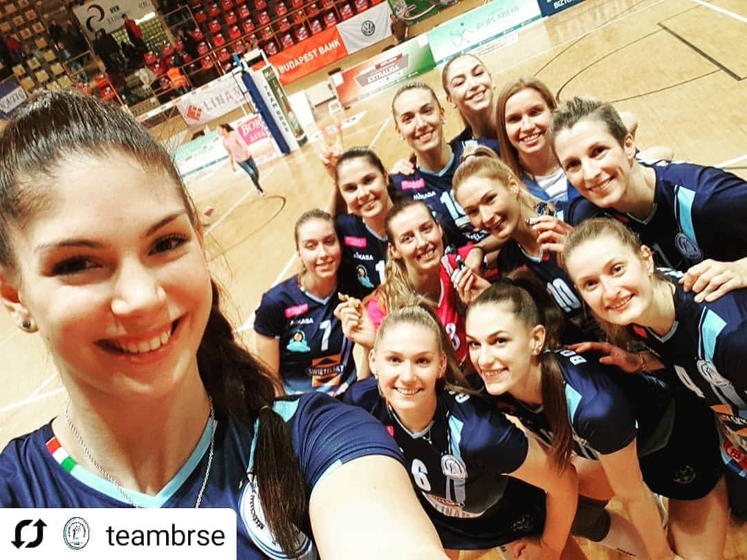 ミア・イエルコフのインスタグラム：「Finish 2019 with victory 3:0 🤗🎆🎆🎆🎆🎇🎉🎉🎉🎉 #teamBRSE」