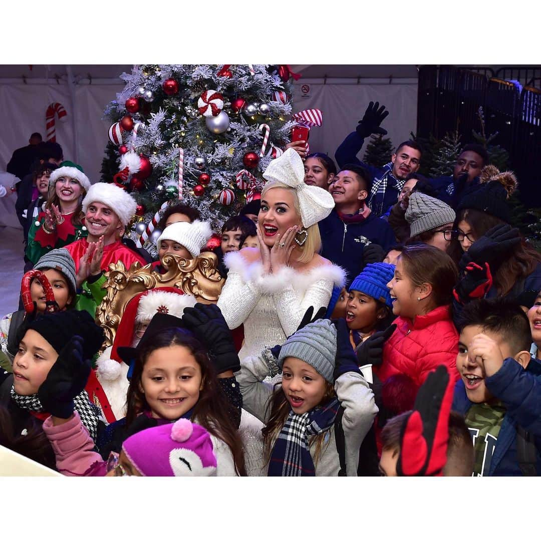 ケイティ・ペリーさんのインスタグラム写真 - (ケイティ・ペリーInstagram)「Was so happy to deliver REAL smiles and REAL snow to the beautiful and bright kids at the @bgcmla of Bell Gardens. The children are the future, and we should never miss an opportunity to make them feel safe, seen, and celebrated. Big thank you to @amazon for making an incredible impression on these kids’ lives and fulfilling their ENTIRE AmazonSmile Charity List. You wanna make a difference in someone’s life too? Go here to see the simple ways you can make a BIG impact: smile.amazon.com ❤💚 #DeliveringSmiles #CozyLittleChristmas」12月21日 4時33分 - katyperry