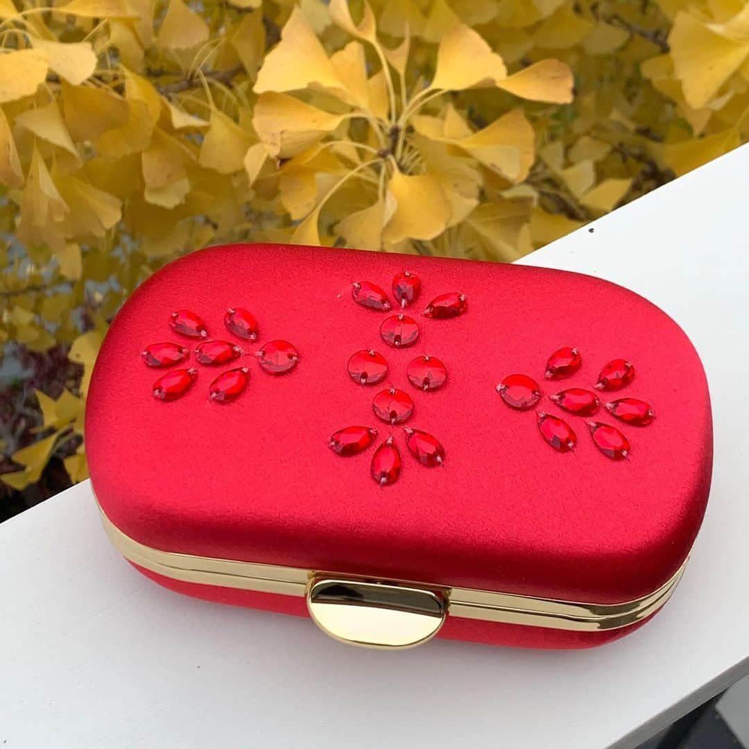 インガクリストファーさんのインスタグラム写真 - (インガクリストファーInstagram)「This gorgeous Silk #minaudiere with #swarovskicrystals is perfect for the season. LAST DAY to get 50% OFF with code HOLIDAY50. #ingechristopher #wearitloveit #bagoftheseason #redbag」12月21日 4時45分 - ingechristopher