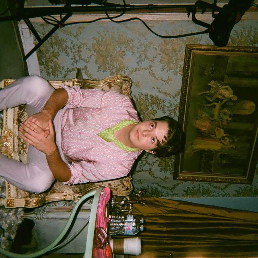 HEY VIOLETのインスタグラム：「only two weeks till we’re back in the 20’s. happy friday!! what’s ur weekend lookin like??」