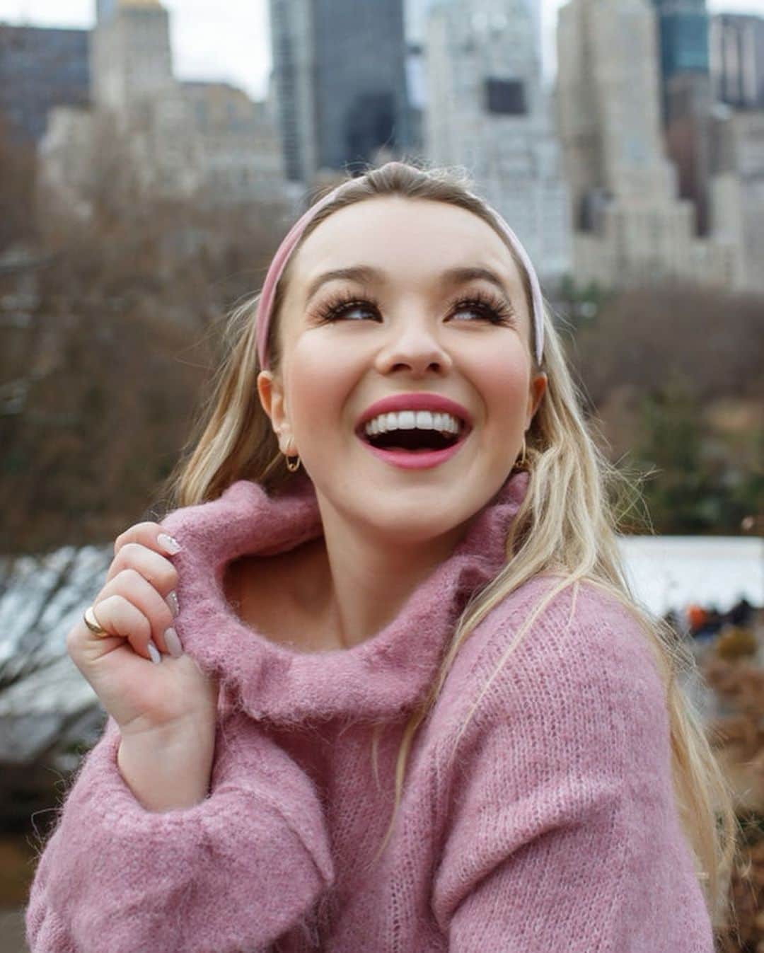 トーリ・ウェブスターさんのインスタグラム写真 - (トーリ・ウェブスターInstagram)「A holiday dream...☁️🎄perfect @KISSproducts lashes + nails to compliment the NYC skyline. Rocking the KISS Lash Couture Naked Drama Collection in Organza! 👀 These lashes are bold, but have a silicon-like band for a comfortable, seamless fit. They’re reusable and lightweight for all your upcoming holiday parties. On my nails, I chose KISS Jewel Fantasy in the style Empress. The ready to wear gel have an intricate jewelled nail art that you can get in an instant. 💎These last up to 7 days with unique multidimensional embellishments that are perfect for the entire holiday season! ✨🌟#AD」12月21日 5時08分 - torriwebster