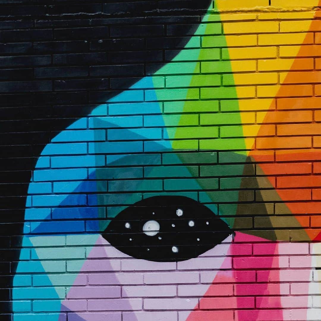 デシグアルのインスタグラム：「” The most special thing about doing street interventions is the #inspiration you give to millions of people." For @okudart it is important to have a balance between large productions and have human experiences that can change people's lives. ‘Okuda’s first mural in NYC’, watch the full documentary in our IGtv. #newyorklovesdifferent」
