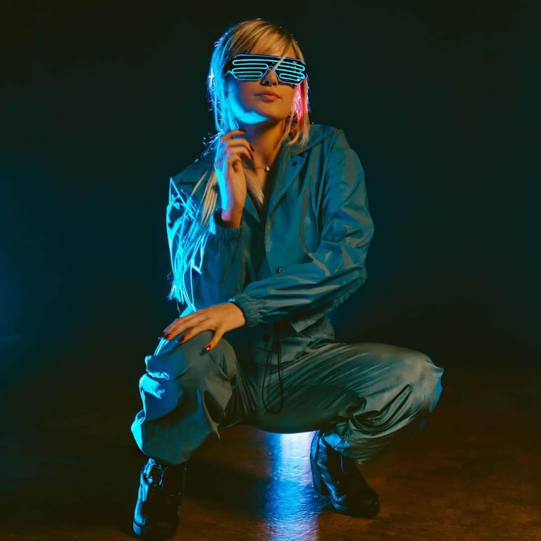 Mia Diazさんのインスタグラム写真 - (Mia DiazInstagram)「Few more pictures from my video shoot for my next dance video #ritmo  by @bep and @jbalvin This shoot was so much fun. Big thanks to photographer @andrescora for capturing these amazing action shots while filming . Video  Coming  Soon. 🎥 📷 🔥#miadiaz #jbalvin #blackeyedpeas #dance #ritmochallenge #bep」12月21日 5時24分 - miadiaz