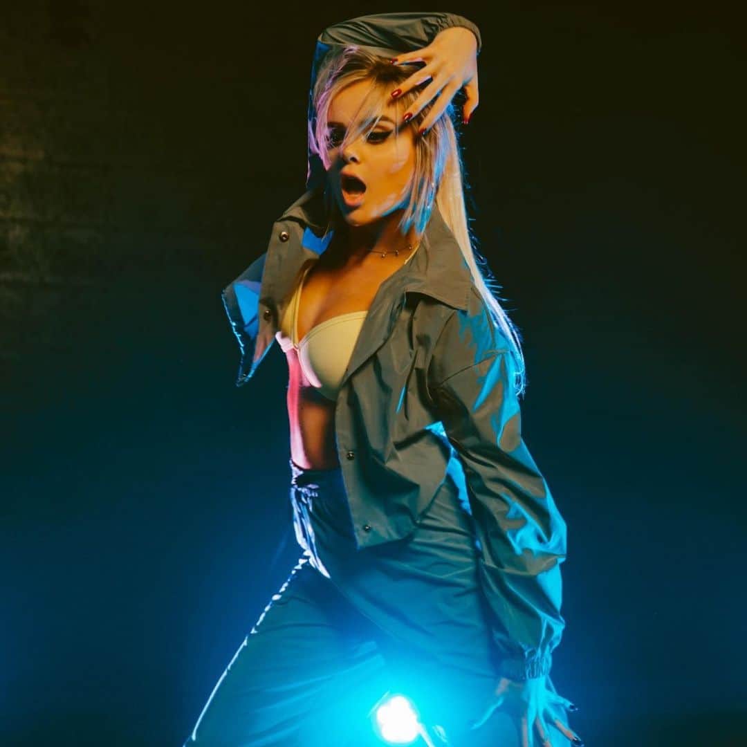 Mia Diazさんのインスタグラム写真 - (Mia DiazInstagram)「Few more pictures from my video shoot for my next dance video #ritmo  by @bep and @jbalvin This shoot was so much fun. Big thanks to photographer @andrescora for capturing these amazing action shots while filming . Video  Coming  Soon. 🎥 📷 🔥#miadiaz #jbalvin #blackeyedpeas #dance #ritmochallenge #bep」12月21日 5時24分 - miadiaz