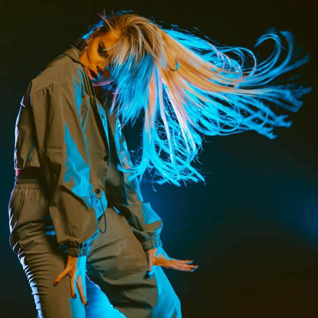 Mia Diazさんのインスタグラム写真 - (Mia DiazInstagram)「Few more pictures from my video shoot for my next dance video #ritmo  by @bep and @jbalvin This shoot was so much fun. Big thanks to photographer @andrescora for capturing these amazing action shots while filming . Video  Coming  Soon. 🎥 📷 🔥#miadiaz #jbalvin #blackeyedpeas #dance #ritmochallenge #bep」12月21日 5時24分 - miadiaz