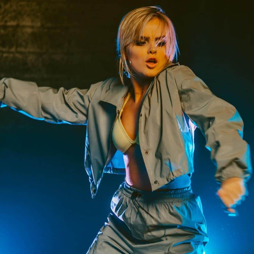 Mia Diazさんのインスタグラム写真 - (Mia DiazInstagram)「Few more pictures from my video shoot for my next dance video #ritmo  by @bep and @jbalvin This shoot was so much fun. Big thanks to photographer @andrescora for capturing these amazing action shots while filming . Video  Coming  Soon. 🎥 📷 🔥#miadiaz #jbalvin #blackeyedpeas #dance #ritmochallenge #bep」12月21日 5時24分 - miadiaz