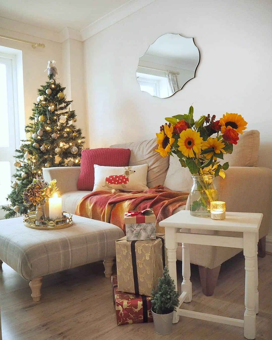 ローラアシュレイのインスタグラム：「What's your favourite thing to do to get into the festive spirit? 🎄 We love snuggling up on the sofa with a Christmas film! @dove_cottage has created the perfect cosy corner to do just that! There's still chance to #win a £200 Laura Ashley gift voucher. Share your festive photos with the hashtag #LauraAshleyChristmas by the end of the year to enter!」