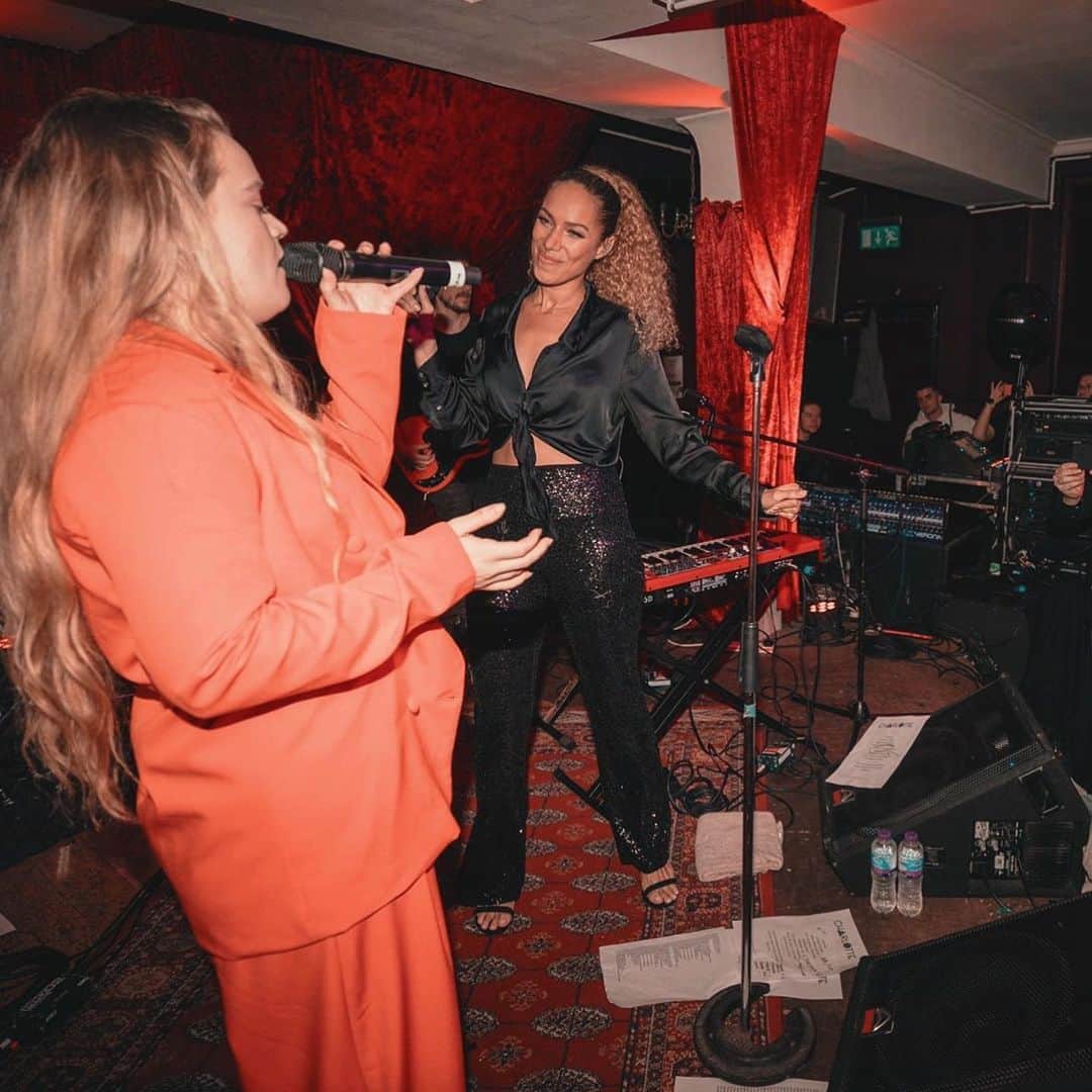 レオナ・ルイスのインスタグラム：「Got to jump up on stage with one of my faves the other night @iamcharlotte ✨her shows are simply stunning & her songs will take your breathe away! So proud of this lil gem, make sure you check her out 💕」