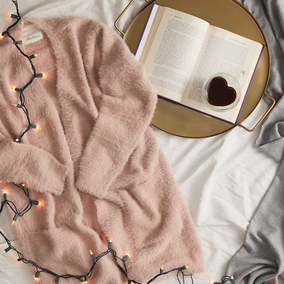 エラモスのインスタグラム：「The holidays will be lit in this comfy, cozy cardigan this season!」